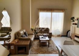 صورةغرفة المعيشة لـ: شقة - 1 غرفة نوم - 2 حمامات للبيع في ساحة نايتبريدج - قرية الجميرا سركل - دبي, صورة 1