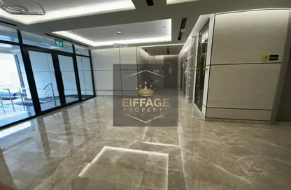 عمارة بالكامل - استوديو - 8 حمامات للبيع في طريق كورنيش عجمان - عجمان