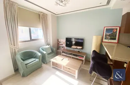 Living Room image for: Apartment - 1 Bathroom for sale in Bahar 6 - Bahar - Jumeirah Beach Residence - Dubai, Image 1