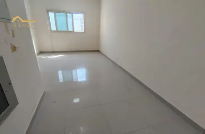 شقة - غرفة نوم - 1 حمام للايجار في مجمع مويلح - تجارية مويلح - الشارقة شقة - غرفة نوم - 1 حمام للايجار في مجمع مويلح - تجارية مويلح - الشارقة