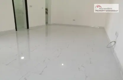 Empty Room image for: Apartment - 1 Bathroom for rent in Al Zahraa - Abu Dhabi, Image 1