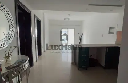 شقة - غرفة نوم - 2 حمامات للبيع في المساكن الحمراء - مدينة دبي الرياضية - دبي