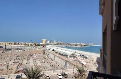 شقة - 1 حمام للايجار في فيروز - باب البحر - جزيرة المرجان - رأس الخيمة