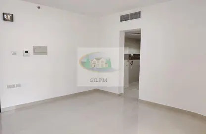 Empty Room image for: Apartment - 1 Bathroom for rent in Tourist Club Area - Abu Dhabi, Image 1