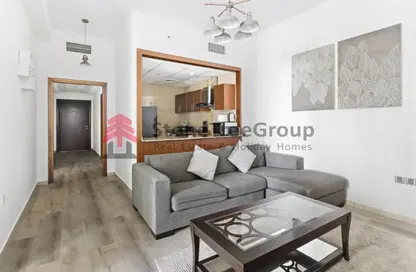 Living Room image for: Apartment - 1 Bedroom - 1 Bathroom for rent in Marina Pinnacle - Dubai Marina - Dubai, Image 1