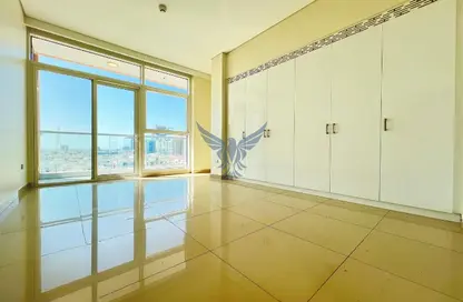 شقة - 3 غرف نوم - 4 حمامات للايجار في يونايتد سكوير - الخالدية - أبوظبي