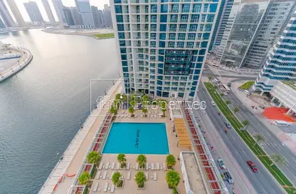 صورة لـ حوض سباحة النزل و الشقق الفندقية - 1 حمام للبيع في بريفه باي داماك (بي) - داماك مايسون برايف - الخليج التجاري - دبي ، صورة رقم 1