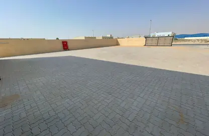 Warehouse - Studio - 2 Bathrooms for rent in Al Jlail - Al Sajaa - Sharjah