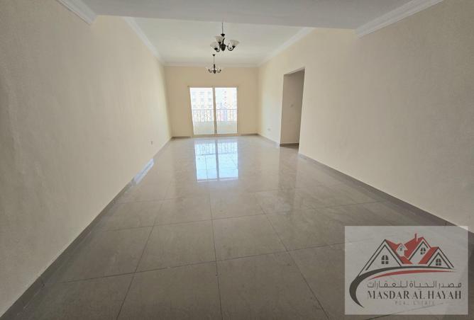 Apartment - 3 Bedrooms - 3 Bathrooms for rent in Muwaileh Commercial - Sharjah