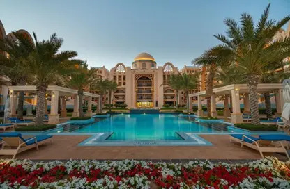 Pool image for: Townhouse - 3 Bedrooms - 5 Bathrooms for rent in Sarai Apartments - Palm Jumeirah - Dubai, Image 1