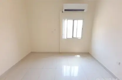 شقة - غرفة نوم - 2 حمامات للايجار في بناء النباعة - النبعة - الشرق - الشارقة