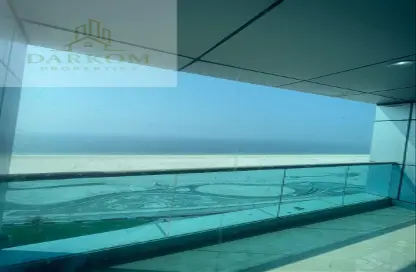 شقة - 2 غرف نوم - 3 حمامات للايجار في مساكن كورنيش عجمان - طريق كورنيش عجمان - عجمان