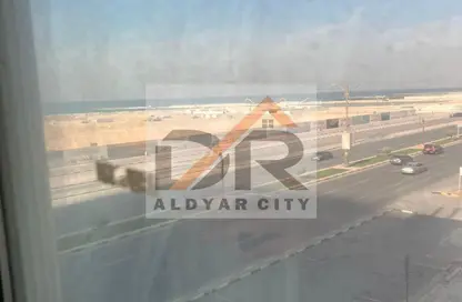 شقة - 2 غرف نوم - 2 حمامات للايجار في مساكن كورنيش عجمان - طريق كورنيش عجمان - عجمان