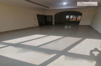 صورة لـ غرفة فارغة فيلا - 7 غرف نوم - 7 حمامات للايجار في المشرف - أبوظبي ، صورة رقم 1