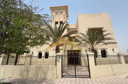 فيلا - 5 غرف نوم - 6 حمامات للايجار في تاون هاوسز قرية الحمرا - قرية الحمرا - رأس الخيمة