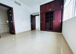 صورةغرفة فارغة لـ: شقة - 2 غرف نوم - 2 حمامات للكراء في معسكر آل نهيان - أبوظبي, صورة 1