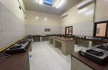 صورة لـ مطبخ سكن عمال - استوديو للايجار في جبل على الصناعية 1 - جبل علي الصناعية - جبل علي - دبي ، صورة رقم 1