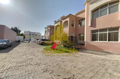 فيلا - 4 غرف نوم - 4 حمامات للايجار في مجمع فيلات - مدينة خليفة - أبوظبي