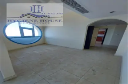 شقة - 5 غرف نوم - 3 حمامات للايجار في طريق كورنيش عجمان - عجمان