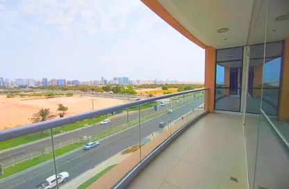 شقة - 2 غرف نوم - 4 حمامات للايجار في يونايتد سكوير - الخالدية - أبوظبي