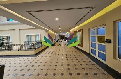 Office Space - Studio - 2 Bathrooms for rent in The Village Mall - Jumeirah 1 - Jumeirah - Dubai