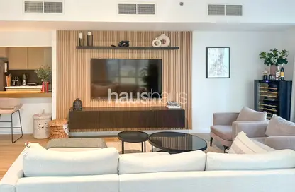 Living Room image for: Apartment - 2 Bedrooms - 2 Bathrooms for sale in Al Sahab 1 - Al Sahab - Dubai Marina - Dubai, Image 1