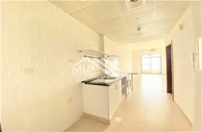 صورة لـ مطبخ شقة - 1 حمام للايجار في أبراج القصر 2 - أبراج القصر - واحة السيليكون - دبي ، صورة رقم 1
