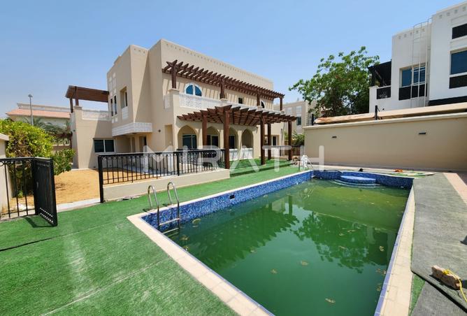 Villa - 5 Bedrooms - 5 Bathrooms for rent in Jumeirah 1 Villas - Jumeirah 1 - Jumeirah - Dubai
