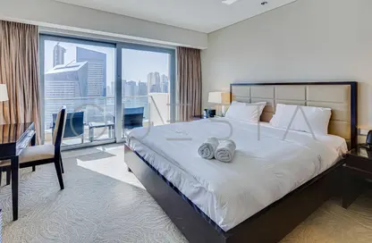 Room / Bedroom image for: Apartment - 1 Bathroom for rent in The Address Dubai Marina - Dubai Marina - Dubai, Image 1