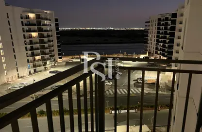 Balcony image for: Apartment - 1 Bedroom - 2 Bathrooms for sale in Waters Edge - Yas Island - Abu Dhabi, Image 1