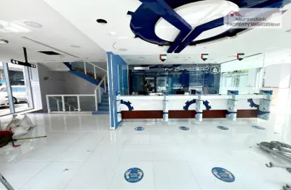 صالة عرض - استوديو - 2 حمامات للايجار في شارع الكورنيش - أبوظبي