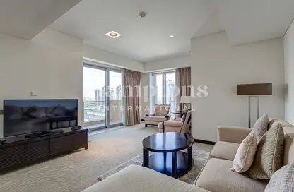 Living Room image for: Apartment - 2 Bedrooms - 3 Bathrooms for rent in The Address Dubai Marina - Dubai Marina - Dubai, Image 1