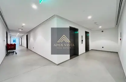 شقة - غرفة نوم - 2 حمامات للايجار في الطراز - حي نسيج - الجادة - الشارقة