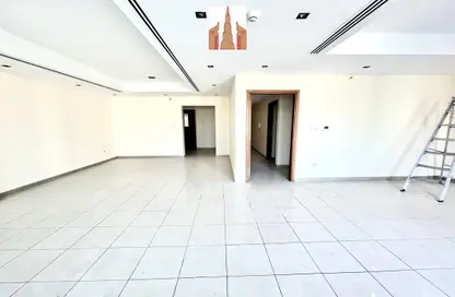 Apartment - 3 Bedrooms - 3 Bathrooms for rent in Al Khan - Sharjah