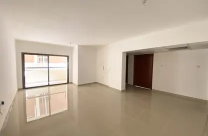 Empty Room image for: Apartment - 2 Bedrooms - 2 Bathrooms for rent in Hai Qesaidah - Central District - Al Ain, Image 1