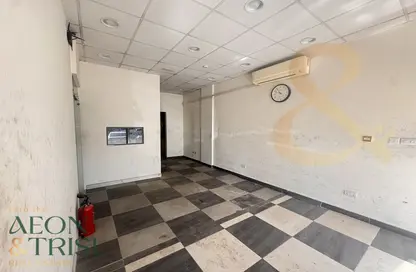 محل - استوديو - 1 حمام للايجار في L14 - طراز يوناني - المدينة العالمية - دبي