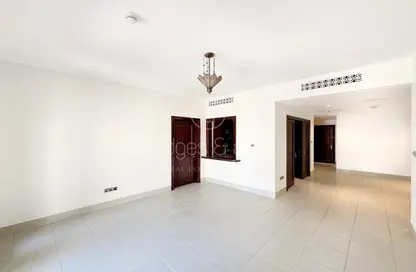 شقة - 2 غرف نوم - 3 حمامات للايجار في ينسون 6 - ينسون - المدينة القديمة - دبي