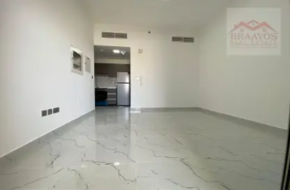 Empty Room image for: Apartment - 1 Bathroom for rent in Time 1 - Dubai Land - Dubai, Image 1