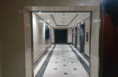 شقة - 3 غرف نوم - 4 حمامات للايجار في طريق كورنيش عجمان - عجمان