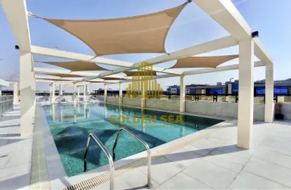 صورة لـ حوض سباحة شقة - 2 غرف نوم - 3 حمامات للايجار في الزينة - شاطئ الراحة - أبوظبي ، صورة رقم 1