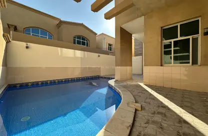 صورة لـ حوض سباحة فيلا - 4 غرف نوم - 5 حمامات للايجار في فيلات مدينة خليفة آيه - مدينة خليفة أ - مدينة خليفة - أبوظبي ، صورة رقم 1