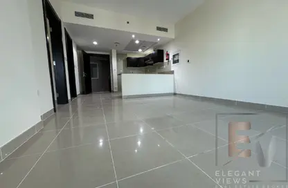 شقة - غرفة نوم - 2 حمامات للايجار في المساكن الحمراء - مدينة دبي الرياضية - دبي