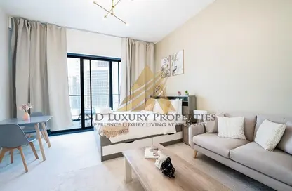 Living Room image for: Apartment - 1 Bathroom for rent in Binghatti Canal - Business Bay - Dubai, Image 1