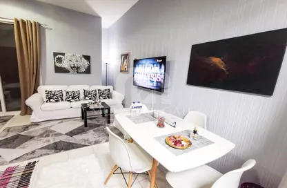 صورة لـ غرفة المعيشة / غرفة الطعام شقة - 1 حمام للبيع في K10 - طراز يوناني - المدينة الدولية - دبي ، صورة رقم 1