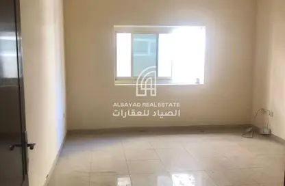 شقة - 2 غرف نوم - 2 حمامات للايجار في بناء النباعة - النبعة - الشرق - الشارقة