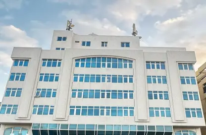 عمارة بالكامل - غرفة نوم - 1 حمام للبيع في شارع المطار - أبوظبي
