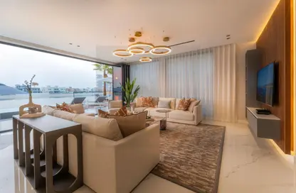 Living Room image for: Villa - 6 Bedrooms - 7 Bathrooms for rent in Garden Homes Frond E - Garden Homes - Palm Jumeirah - Dubai, Image 1