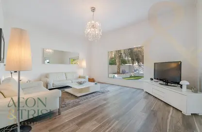 Living Room image for: Villa - 3 Bedrooms - 4 Bathrooms for sale in Meadows 1 - Meadows - Dubai, Image 1