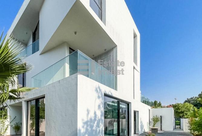 LUXURY 5-BEDROOMS VILLA WITH A SWIMMING POOL