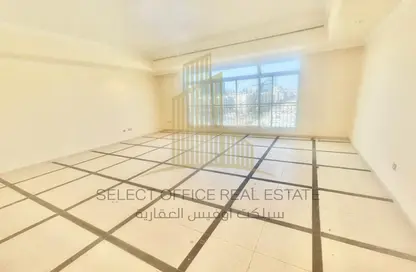 صورة لـ غرفة فارغة شقة - 4 غرف نوم - 4 حمامات للايجار في معسكر آل نهيان - أبوظبي ، صورة رقم 1
